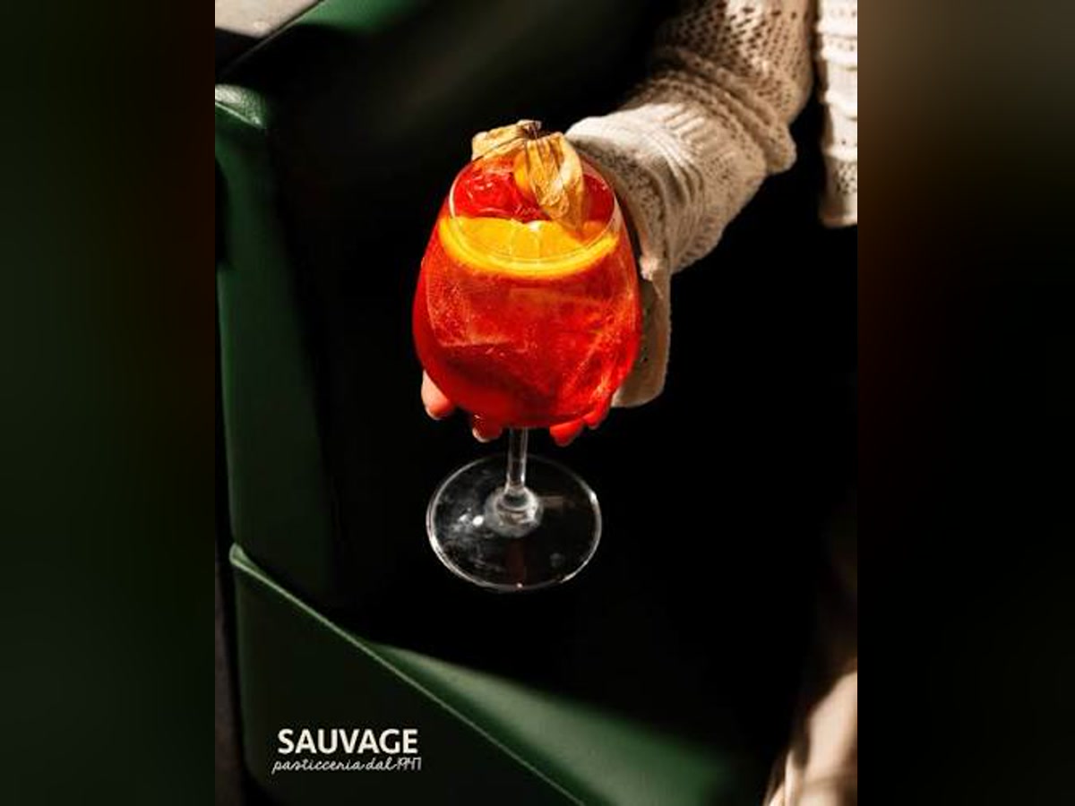 Cocktail arancione servito nel bicchiere Sauvage