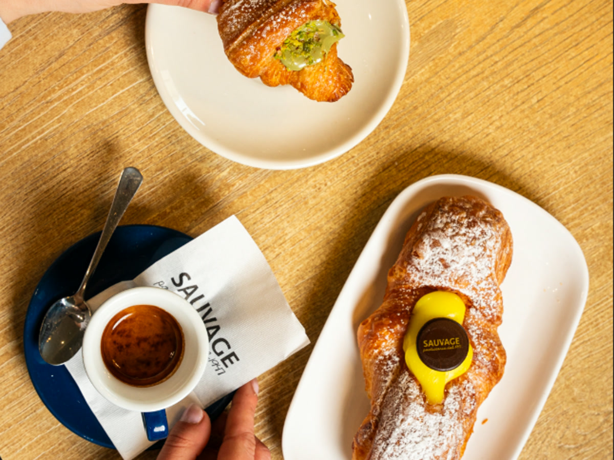 Cappuccino e cornetto alla crema sul banco del bar