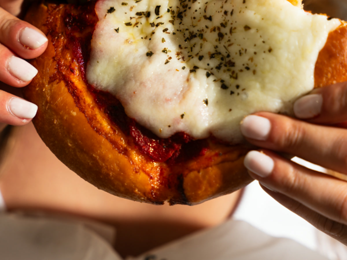 Arancini e rosticceria siciliana appena sfornata